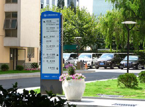 新晃哪些因素影响宣传栏的制作？